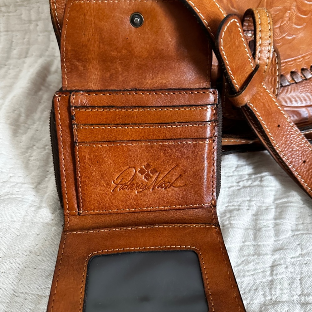 Patricia Nash Medium sized Saddle Bag with Matching Wallet - Picture 2 of 8